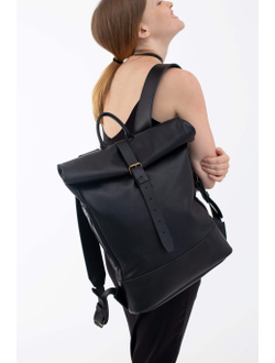 девушка с рюкзаком роллтоп из черной натуральной кожи