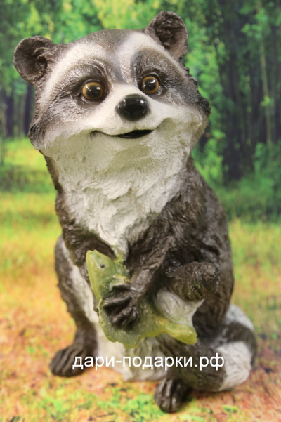 Енот с рыбой 28*23см   1,6кг    полистоун Россия 2067/015542