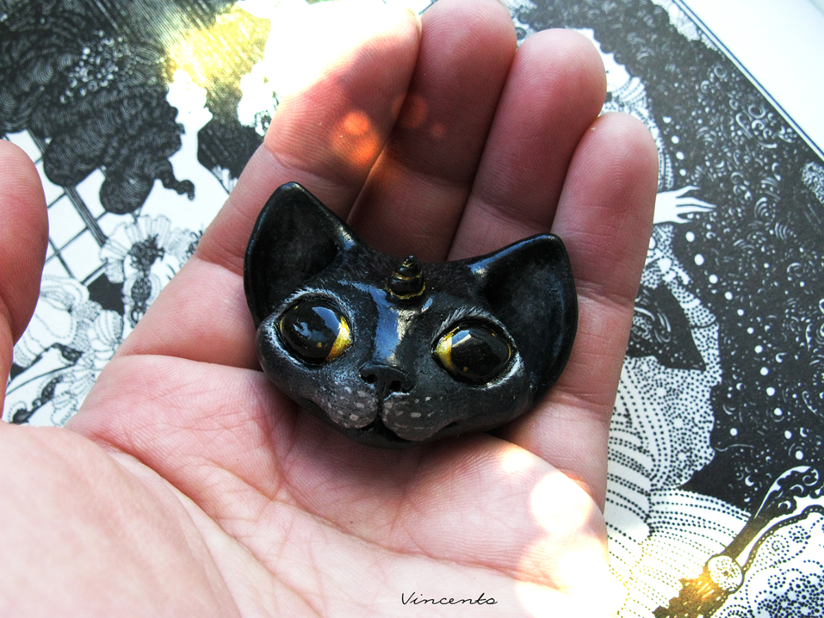 Необычная коллекционная брошь в виде фэнтезийной чёрной кошки с рогом. Оригинальный подарок девушке