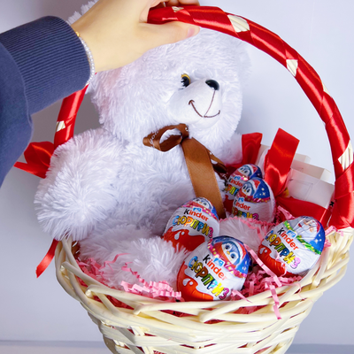 Подарочная корзина Киндер сюрприз и Мишка