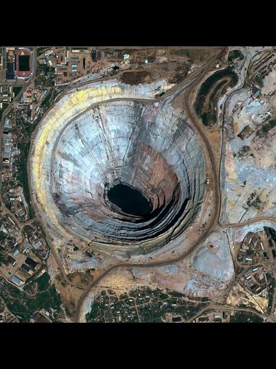 Картина обогреватель, спутниковое фото карьера Мирный