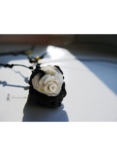 Зимняя Роза. Необычный кулон в виде розы из полимерной глины