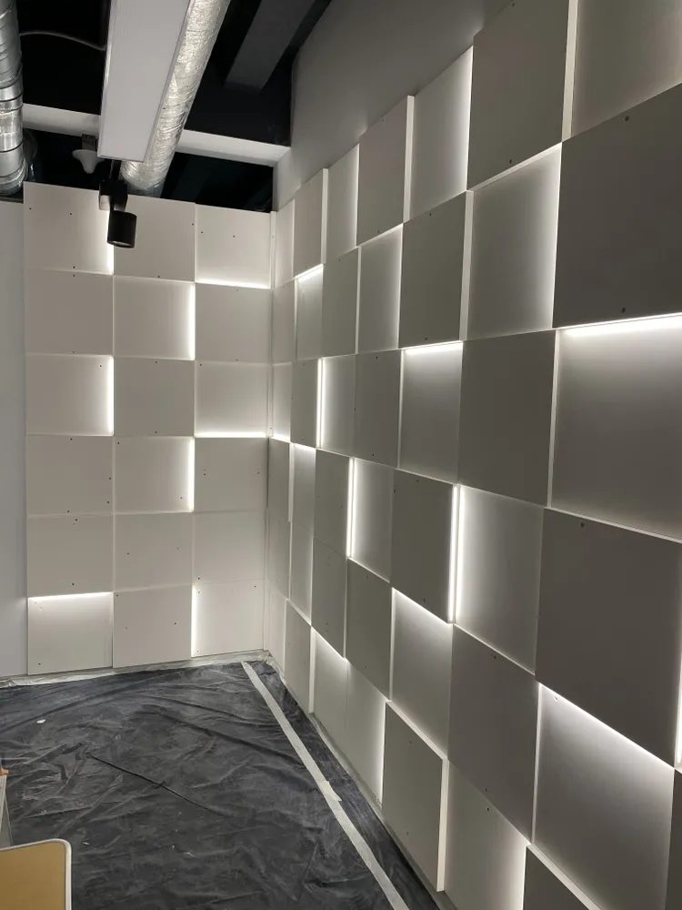 На монтаж одной такой стенки с разводкой и подключением электрики ушел всего один день для двух мастеров. 