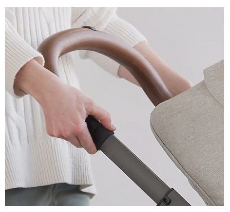 Статичная ручка выполнена из эко-кожи