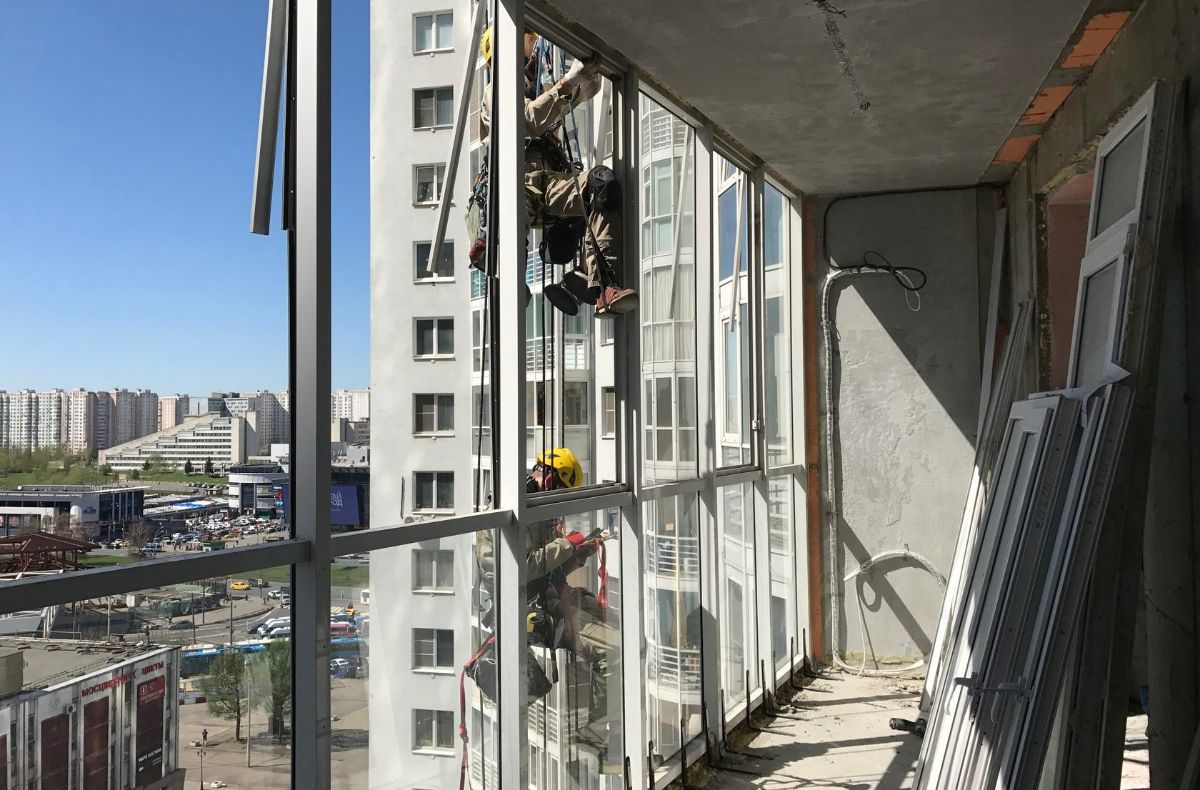 Замена панорамных окон на балконе