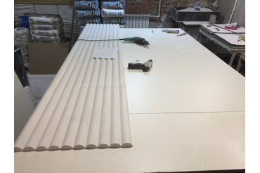 На фото подробно изображен процесс - выкладка панелей и подготовка к вырезке круга по заранее подготовленным чертежам.