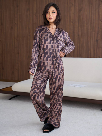 Пижама в стиле известного бренда с логотипом коричневая 44-46