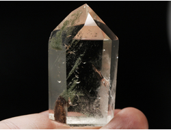 Кварц горный хрусталь с фантомами и хлоритом, кристалл полированный, Бразилия (54*30*22 мм, 61 г) №36860