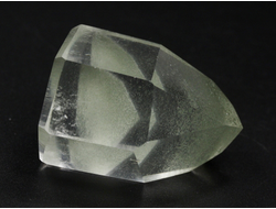 Кварц горный хрусталь с фантомами и хлоритом, кристалл полированный, Бразилия (38*29*26 мм, 40 г) №36851