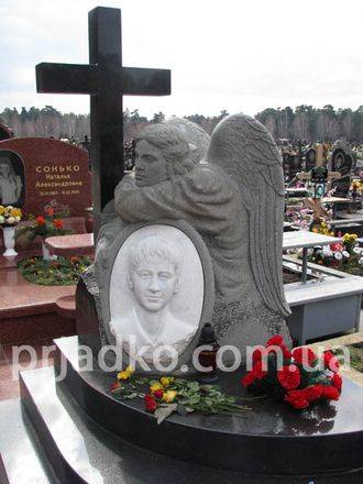 Фото креста и памятника с ангелом на могилу в СПб