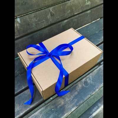 2 штуки - Подарочная коробка с наполнителем КРАФТ и синей лентой (32x22x10см)