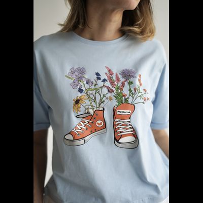 ЖЕНСКАЯ ФУТБОЛКА ГОЛУБАЯ "ЦВЕТОЧНЫЕ КЕДЫ"