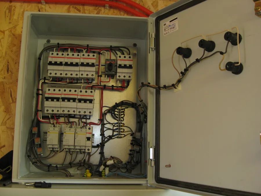 Монтаж кабельных линий, подключение "под ключ" цементной линии в г.Воронеж, ул.Димитрова. Сборка и монтаж шкафа управления наполнения силосов.