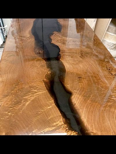 стол из горного тополя с рекой из эпоксидной смолы чёрного цвета