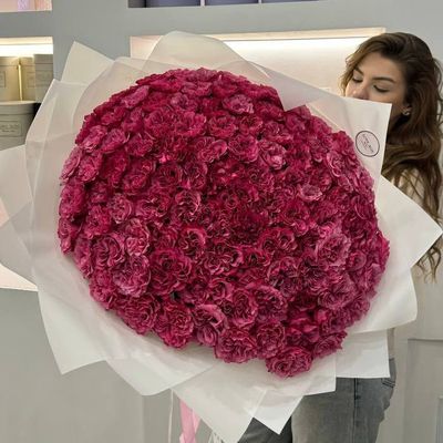 Букет из 101 яркой пионовидной розы