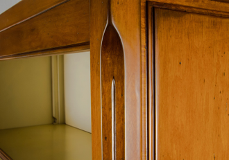 Библиотека открытая, низкая.