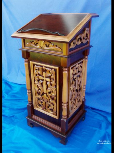 Аналой с резьбой по дереву