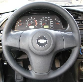 Кожаная накладка на руль Chevrolet Niva I рестайлинг (2009-н.в.), Opel Corsa D (S07) (2006-2014), черная
