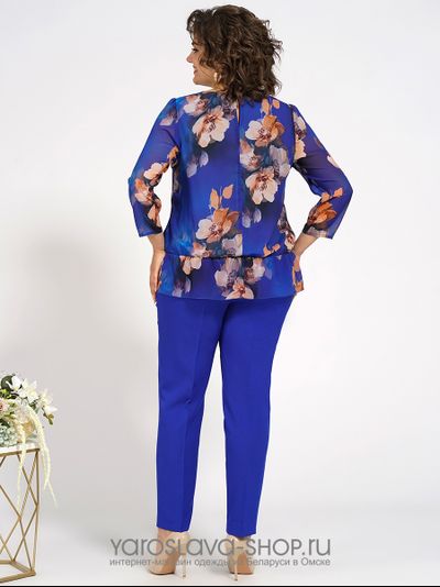 Женский костюм синего цвета, состоящий из блузы и брюк