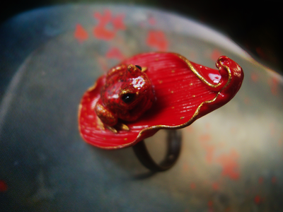 Кольцо с лягушкой на лепестке Червонной Муравы