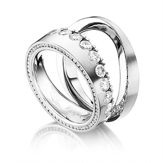 Обручальные кольца из белого золота с бриллиантами в женском кольце ассиметричной формы