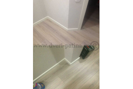 Плинтус под цвет дверей, изготовление на заказ.(крепление к стене на клипсы).