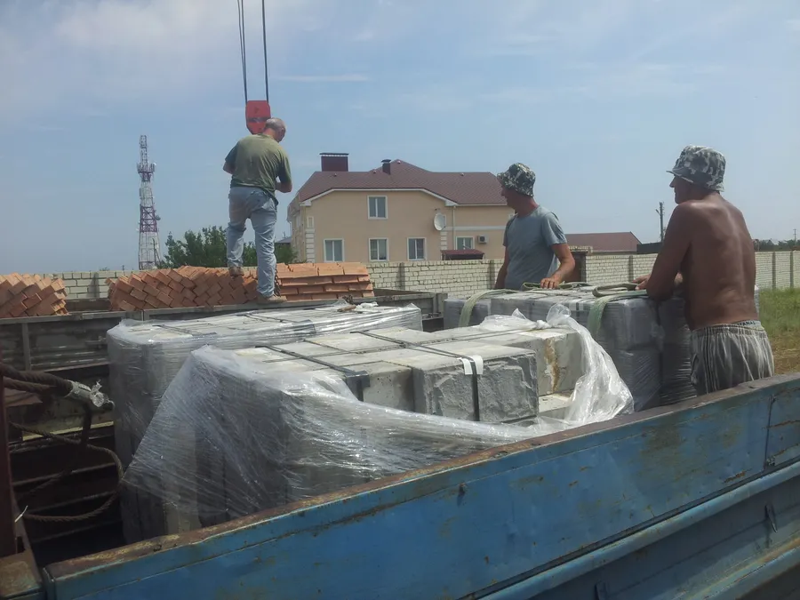 Разгрузка блоков.
Блок БЭСТ Саратов.