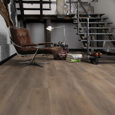 Виниловый пол Wineo 600 Wood XL NewYorkLoft DB197W6 в интерьере гостиной