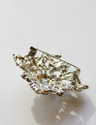 Брошь "Ромб со стразами и жемчужинами"