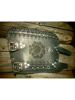 Наруч с отверстиями для самостоятельного закрепления ножа и дополнительными отверстиями для шнуровки.