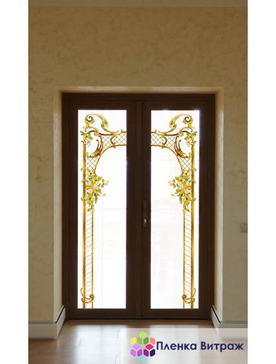 Витражная пленка, витражная пленка самоклеющаяся, пленочный витраж с классическим рисунком в двери