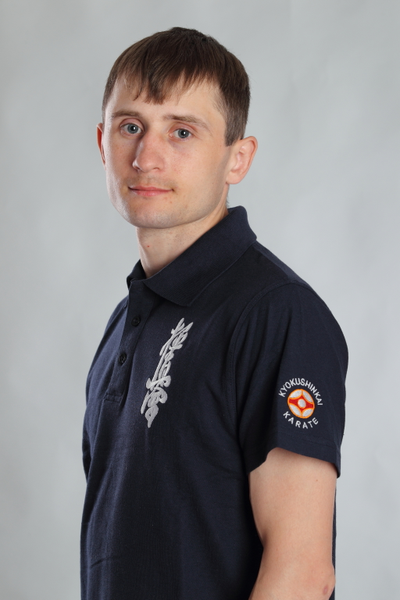 Футболка-поло однотонная с вышивкой каратэ