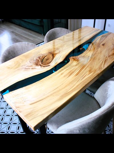 стол река из эпоксидной смолы для студии лазурного цвета