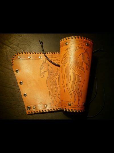 Наручи "Кудрявая лошадь".