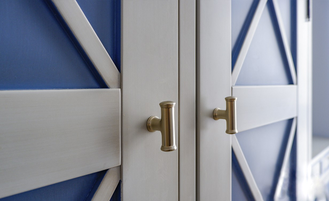 Шкаф для одежды трехстворчатый с перекрестиями в стиле 50х.