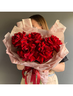 Красные розы в упаковке цвета Марсала