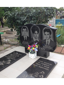 Тройной памятник на могилу из габбро-диабаза