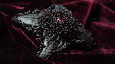 Готическая брошь "Цветок Пламя Ворона" из коллекции украшений "Рейвенсвуд"