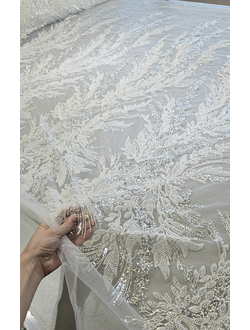 Вышивка белым бисером и серебряной пайеткой HLE3848