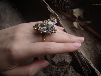 "Его Величество, Жабный Король", кольцо с лягушкой и жемчужиной