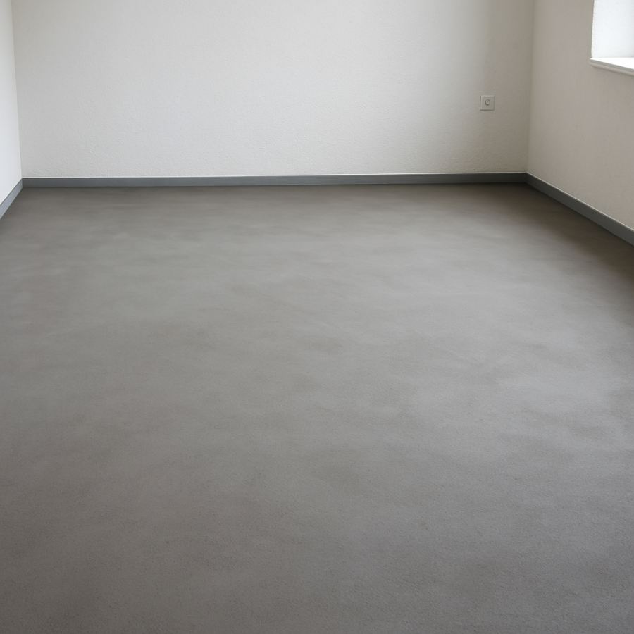 ровная поверхность пола после цементной стяжки М150