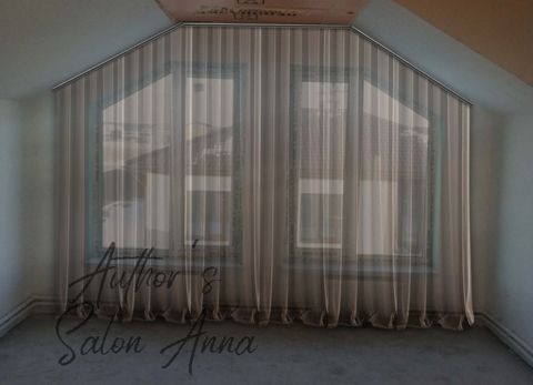 Фото окна с выполненным на нём эскизом штор