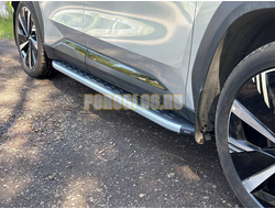 Пороги алюминиевые с пластиковой накладкой (карбон серебро) 1820 мм ТСС для Geely Atlas 2023-