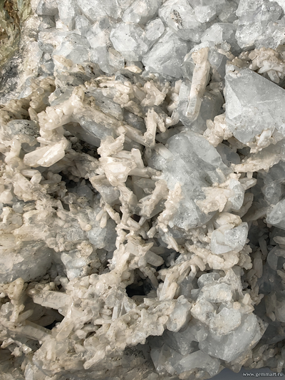 Датолит, друза кристаллов с кристаллами кварца. Россия. 440*400*150мм