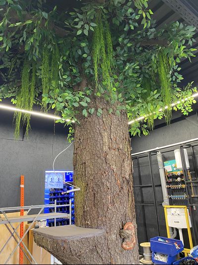 имитация ствола дерева в интерьере