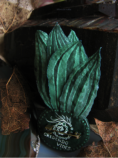 Спящая русалочка. Необычная брошь-русалка с шёлковыми плавниками