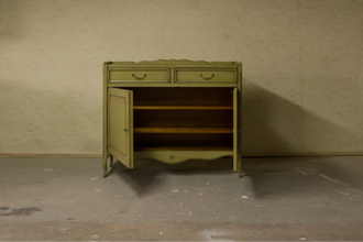 Двухстворчатый комод с 2 ящиками.