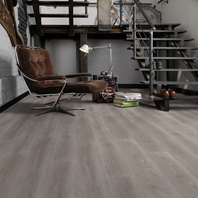 Виниловый пол Wineo 600 Wood ElegantPlace DB187W6 в интерьере гостиной