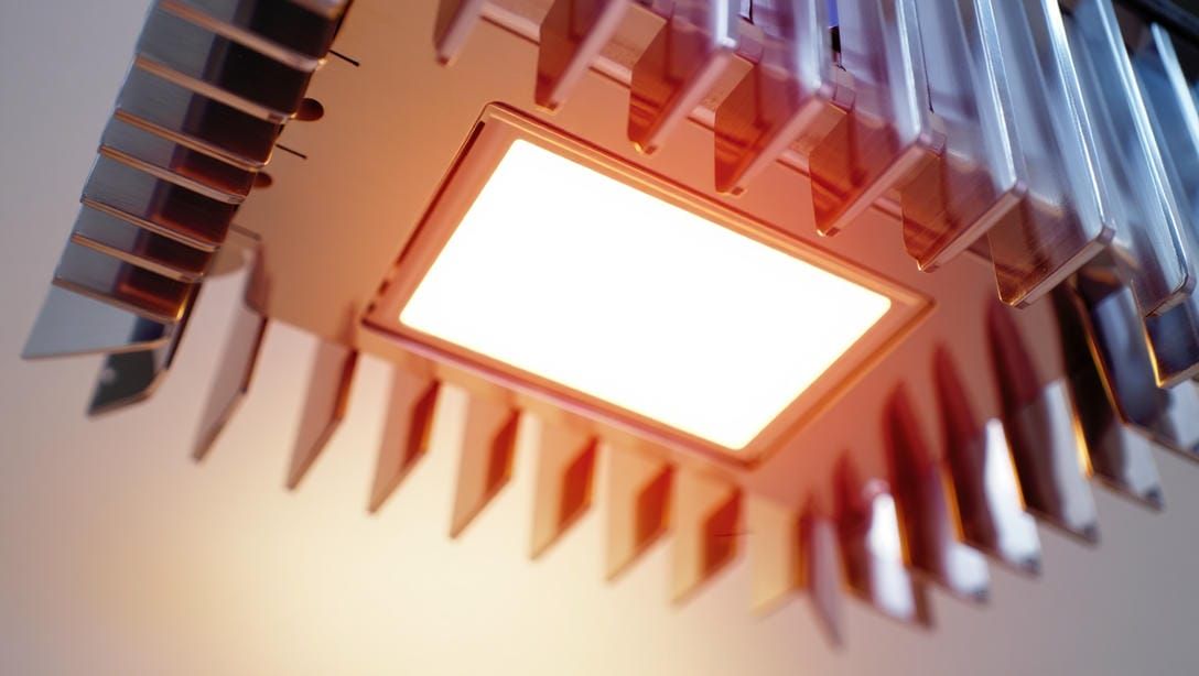 Крупный план промышленного LED-светильника с заметными радиатором и элементами теплового управления.