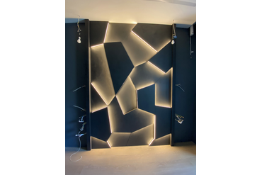 Готовый результат. Сбоку на торцевых балках еще будут смонтированы подрозетники и аккуратно собраны розетки и выключатели. Но это уже работа электрика.